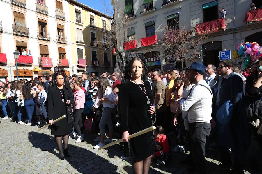 Nuestro Señor de la Meditación y María Santísima de los Remedios desfilan desde la plaza de la Universidad dejando bellas estampas por las zonas más céntricas de Granada