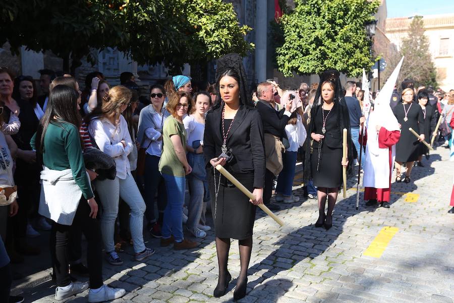 Nuestro Señor de la Meditación y María Santísima de los Remedios desfilan desde la plaza de la Universidad dejando bellas estampas por las zonas más céntricas de Granada