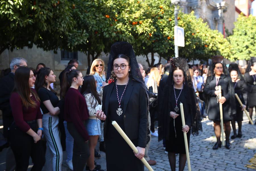 Nuestro Señor de la Meditación y María Santísima de los Remedios desfilan desde la plaza de la Universidad dejando bellas estampas por las zonas más céntricas de Granada