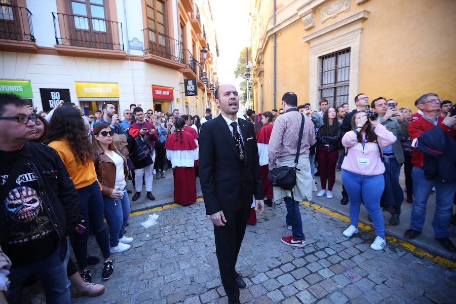 Nuestro Señor de la Meditación y María Santísima de los Remedios desfilan desde la plaza de la Universidad dejando bellas estampas por las zonas más céntricas de Granada