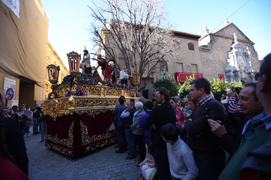 Nuestro Señor de la Meditación y María Santísima de los Remedios desfilan desde la plaza de la Universidad dejando bellas estampas por las zonas más céntricas de Granada