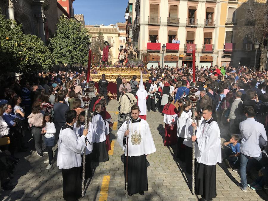 Nuestro Señor de la Meditación y María Santísima de los Remedios desfilan desde la plaza de la Universidad dejando bellas estampas por las zonas más céntricas de Granada