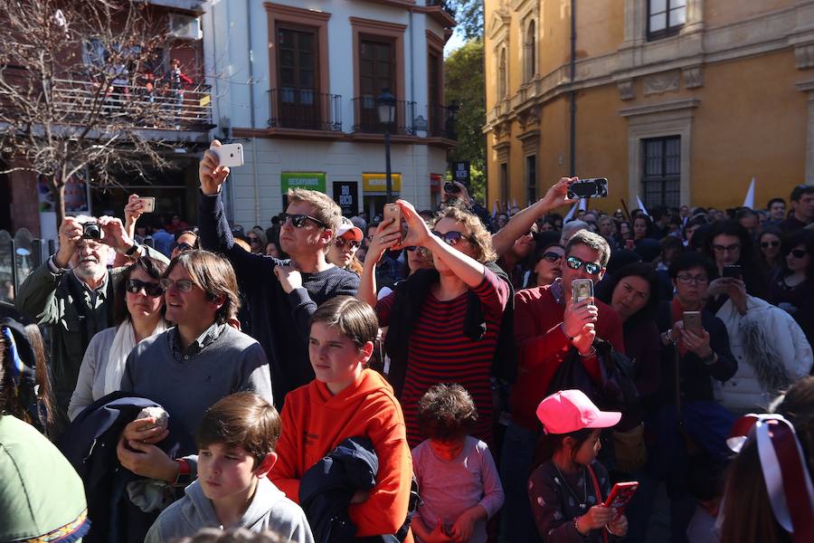 Nuestro Señor de la Meditación y María Santísima de los Remedios desfilan desde la plaza de la Universidad dejando bellas estampas por las zonas más céntricas de Granada