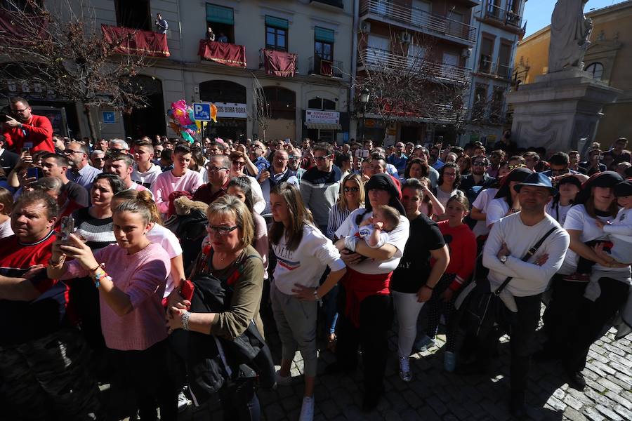 Nuestro Señor de la Meditación y María Santísima de los Remedios desfilan desde la plaza de la Universidad dejando bellas estampas por las zonas más céntricas de Granada