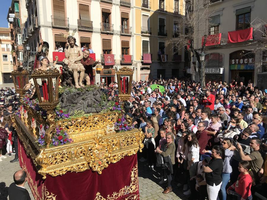 Nuestro Señor de la Meditación y María Santísima de los Remedios desfilan desde la plaza de la Universidad dejando bellas estampas por las zonas más céntricas de Granada