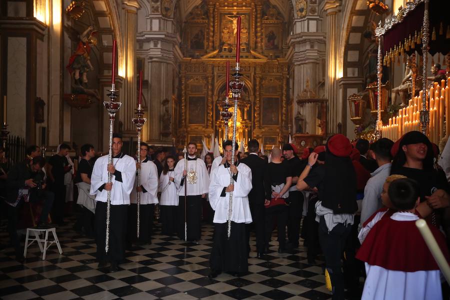 Nuestro Señor de la Meditación y María Santísima de los Remedios desfilan desde la plaza de la Universidad dejando bellas estampas por las zonas más céntricas de Granada