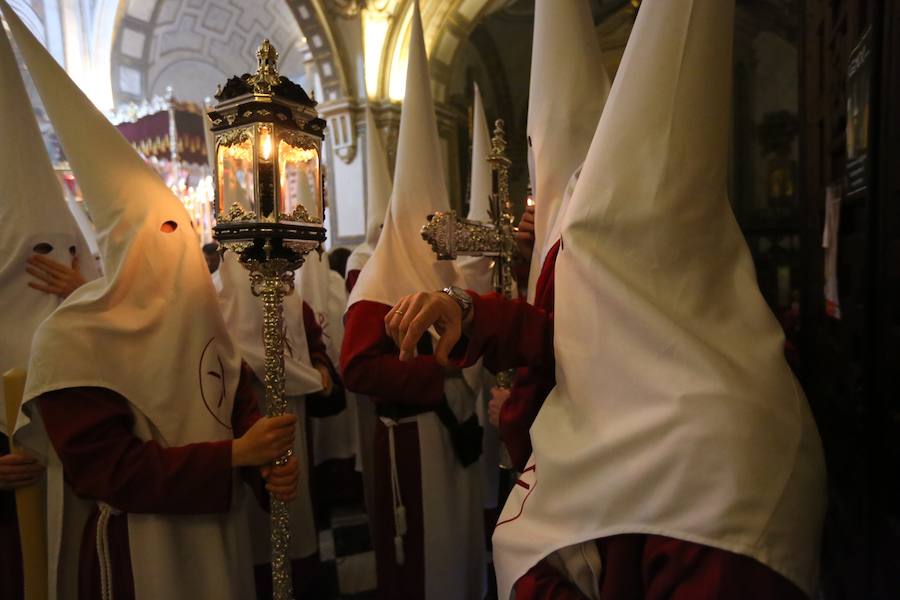 Nuestro Señor de la Meditación y María Santísima de los Remedios desfilan desde la plaza de la Universidad dejando bellas estampas por las zonas más céntricas de Granada