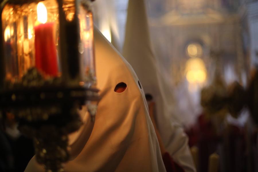 Nuestro Señor de la Meditación y María Santísima de los Remedios desfilan desde la plaza de la Universidad dejando bellas estampas por las zonas más céntricas de Granada