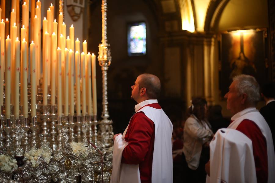 Nuestro Señor de la Meditación y María Santísima de los Remedios desfilan desde la plaza de la Universidad dejando bellas estampas por las zonas más céntricas de Granada