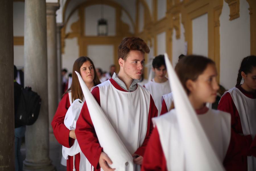 Nuestro Señor de la Meditación y María Santísima de los Remedios desfilan desde la plaza de la Universidad dejando bellas estampas por las zonas más céntricas de Granada