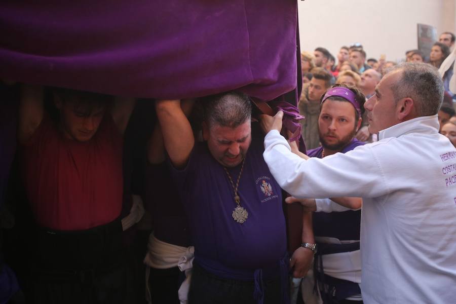 Miles de devotos se agolpan para ver a Nuestro Padre Jesús de la Paciencia y María Santísima de las Penas 