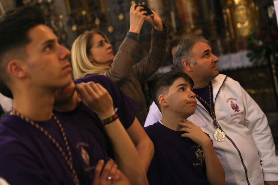 Miles de devotos se agolpan para ver a Nuestro Padre Jesús de la Paciencia y María Santísima de las Penas 