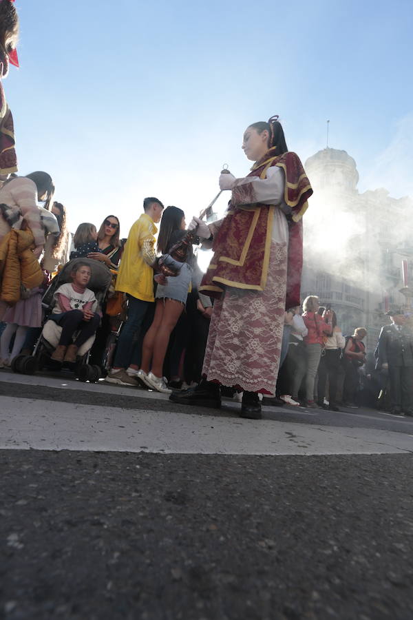 El Cristo del Consuelo y María Santísima del Sacromonte atraviesan la ciudad para llegar al Sacromonte entre hogueras y cantes