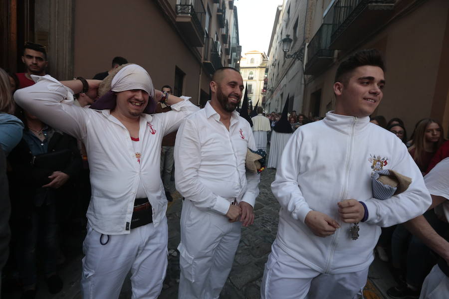 El blanco y el morado rinden tributo a Nuestro Padre Jesús de las Tres Caídas y Nuestra Señora del Rosario