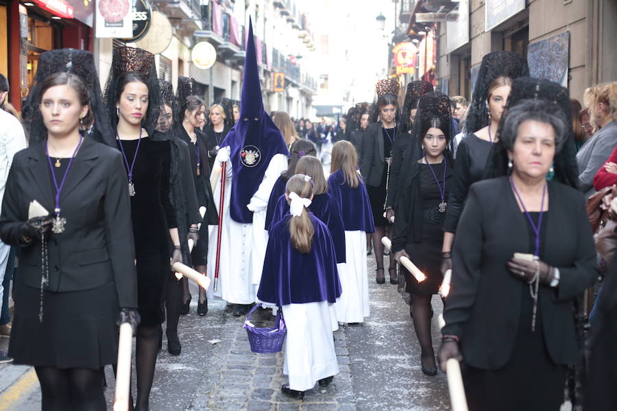 El blanco y el morado rinden tributo a Nuestro Padre Jesús de las Tres Caídas y Nuestra Señora del Rosario