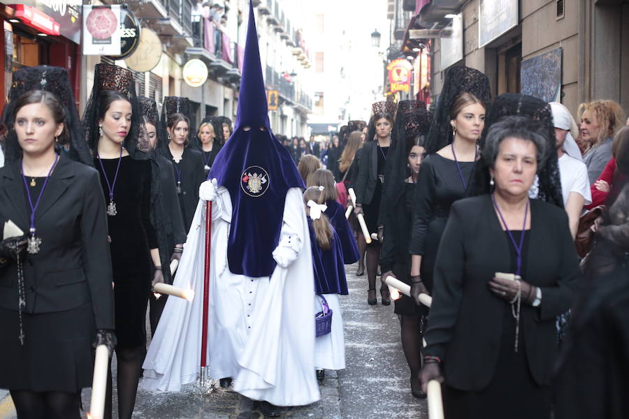 El blanco y el morado rinden tributo a Nuestro Padre Jesús de las Tres Caídas y Nuestra Señora del Rosario