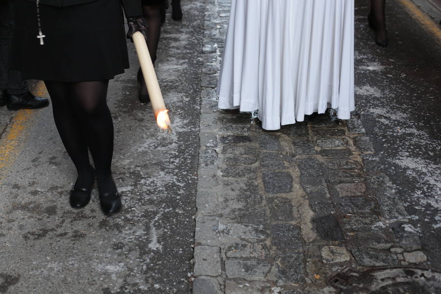 El blanco y el morado rinden tributo a Nuestro Padre Jesús de las Tres Caídas y Nuestra Señora del Rosario