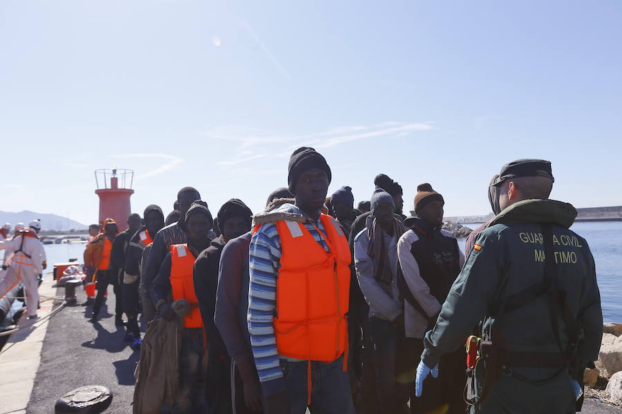 Salvamento Marítimo ha rescatado a 34 personas que viajaban en una patera.