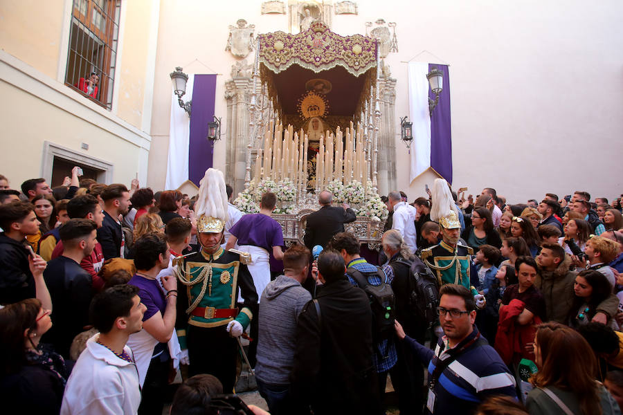 Miles de devotos se agolpan para ver a Nuestro Padre Jesús de la Paciencia y María Santísima de las Penas 