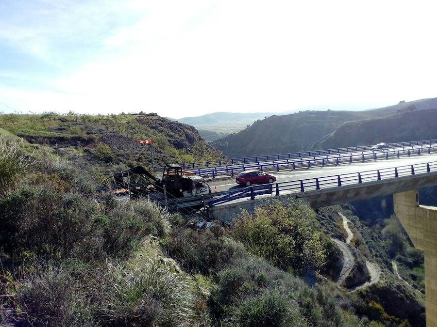 Imágenes del camión que ha ardido en plena autovía, a la altura de Dúrcal