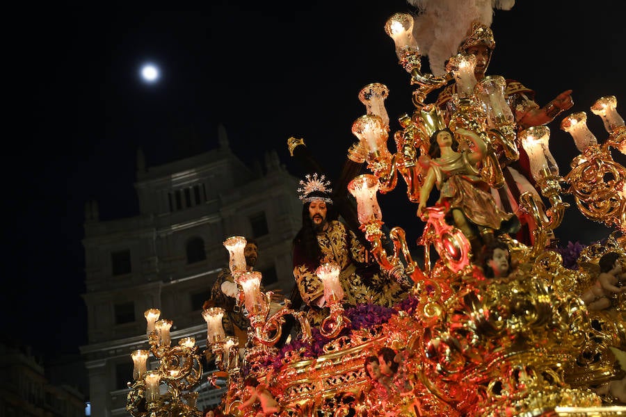 El blanco y el morado rinden tributo a Nuestro Padre Jesús de las Tres Caídas y Nuestra Señora del Rosario