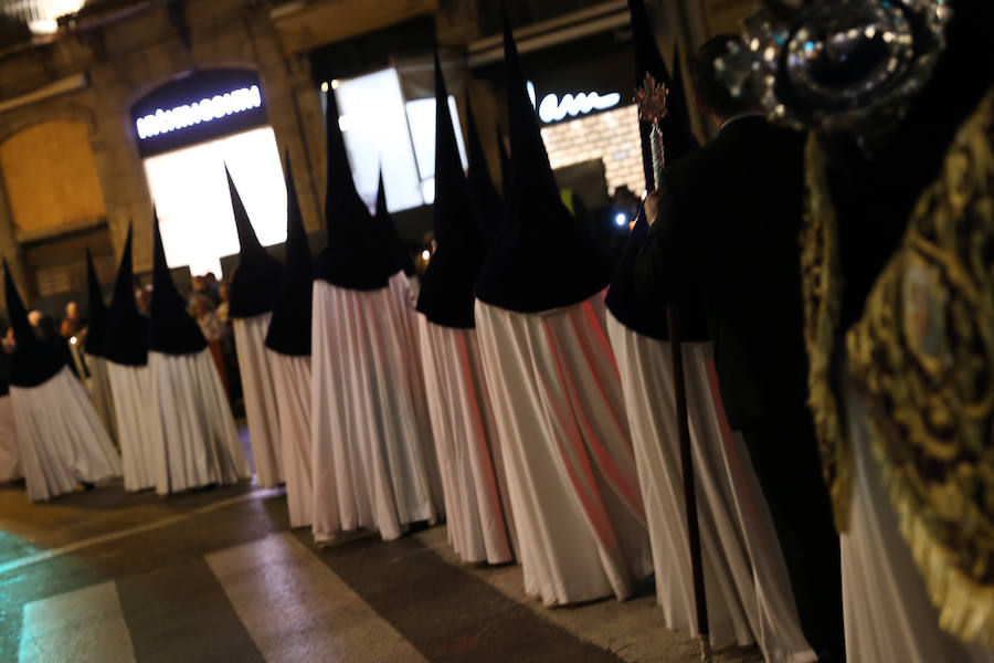 El blanco y el morado rinden tributo a Nuestro Padre Jesús de las Tres Caídas y Nuestra Señora del Rosario