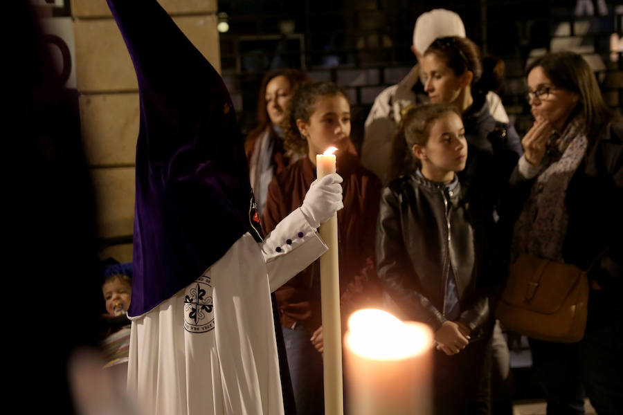 El blanco y el morado rinden tributo a Nuestro Padre Jesús de las Tres Caídas y Nuestra Señora del Rosario