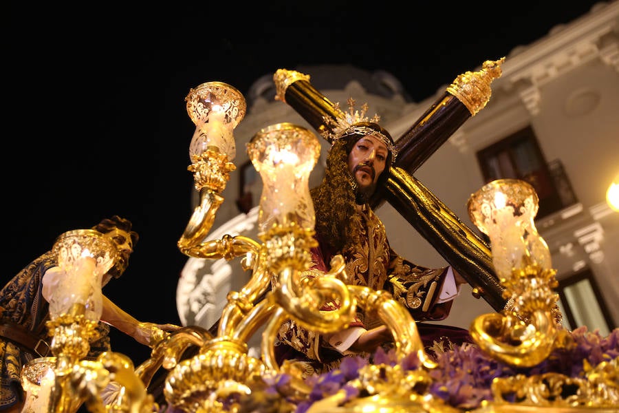 El blanco y el morado rinden tributo a Nuestro Padre Jesús de las Tres Caídas y Nuestra Señora del Rosario