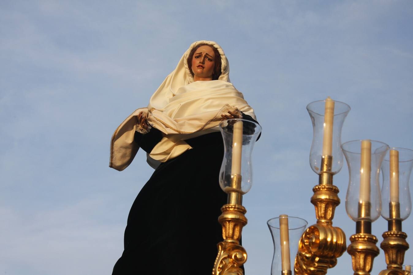 El fuerte viento está desluciendo los desfiles del Jueves Santo