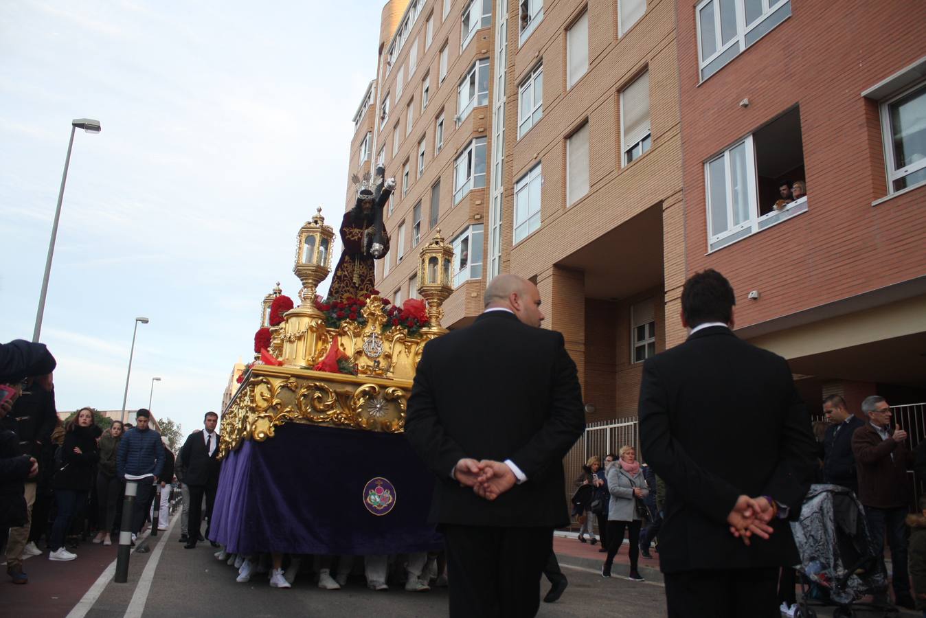 El fuerte viento está desluciendo los desfiles del Jueves Santo