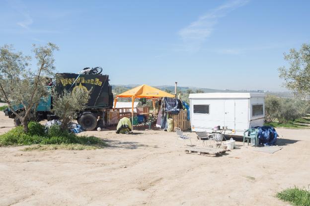 Imagen de los escasos asentamientos de caravanas ayer en este paraje.