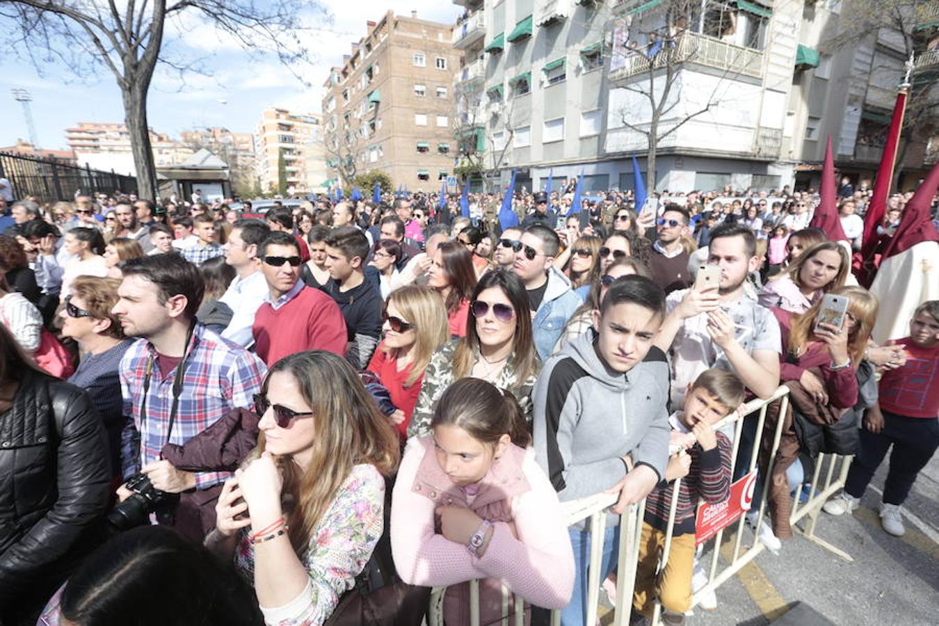 La Real Cofradía de Penitencia del Santísimo Cristo de la Redención y Nuestra Señora de la Salud recorre el Zaidín entre vítores 