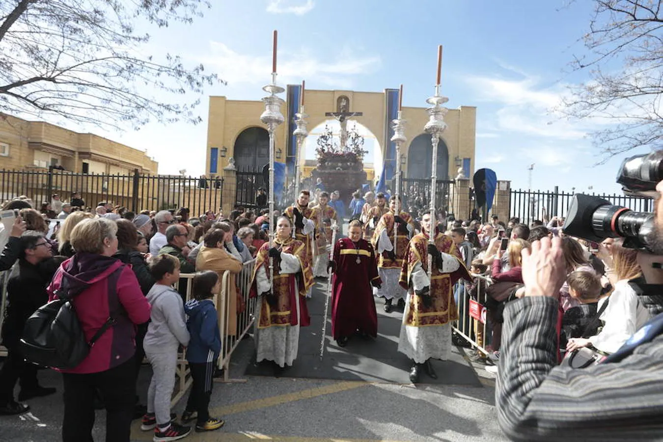 La Real Cofradía de Penitencia del Santísimo Cristo de la Redención y Nuestra Señora de la Salud recorre el Zaidín entre vítores 