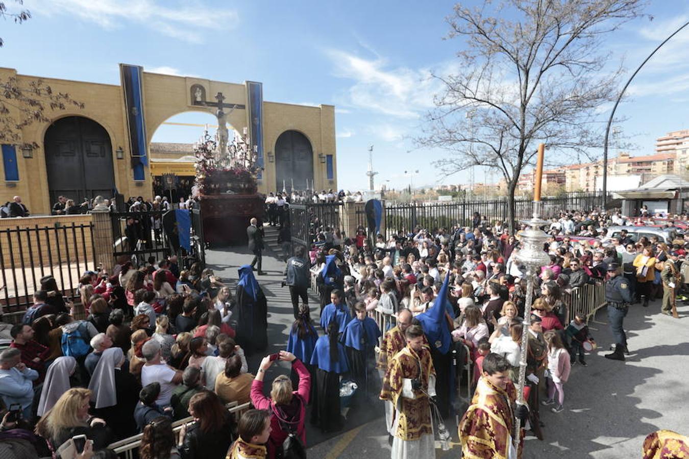 La Real Cofradía de Penitencia del Santísimo Cristo de la Redención y Nuestra Señora de la Salud recorre el Zaidín entre vítores 