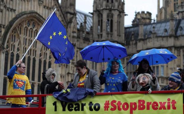Manifestantes pro Unión Europea protestan este jueves en Londres.