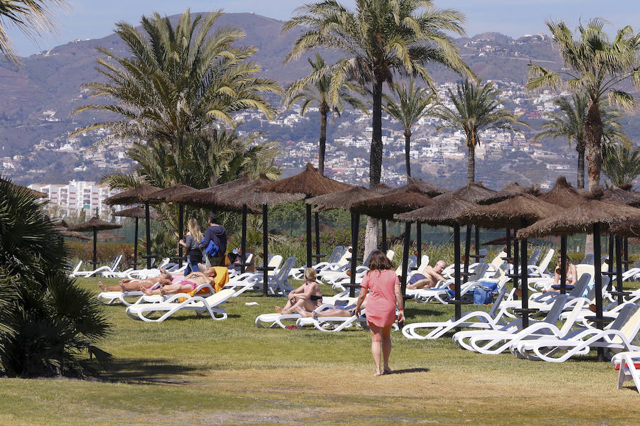 Las playas granadinas ya han estrenado la temporada con los primeros bañistas. A pesar de los estragos del pasado temporal, se han mejorado las expectativas. 