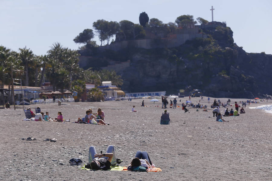 Las playas granadinas ya han estrenado la temporada con los primeros bañistas. A pesar de los estragos del pasado temporal, se han mejorado las expectativas. 