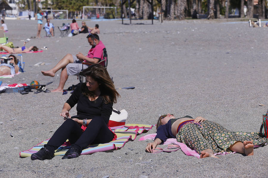 Las playas granadinas ya han estrenado la temporada con los primeros bañistas. A pesar de los estragos del pasado temporal, se han mejorado las expectativas. 