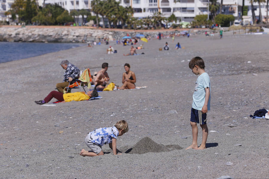Las playas granadinas ya han estrenado la temporada con los primeros bañistas. A pesar de los estragos del pasado temporal, se han mejorado las expectativas. 