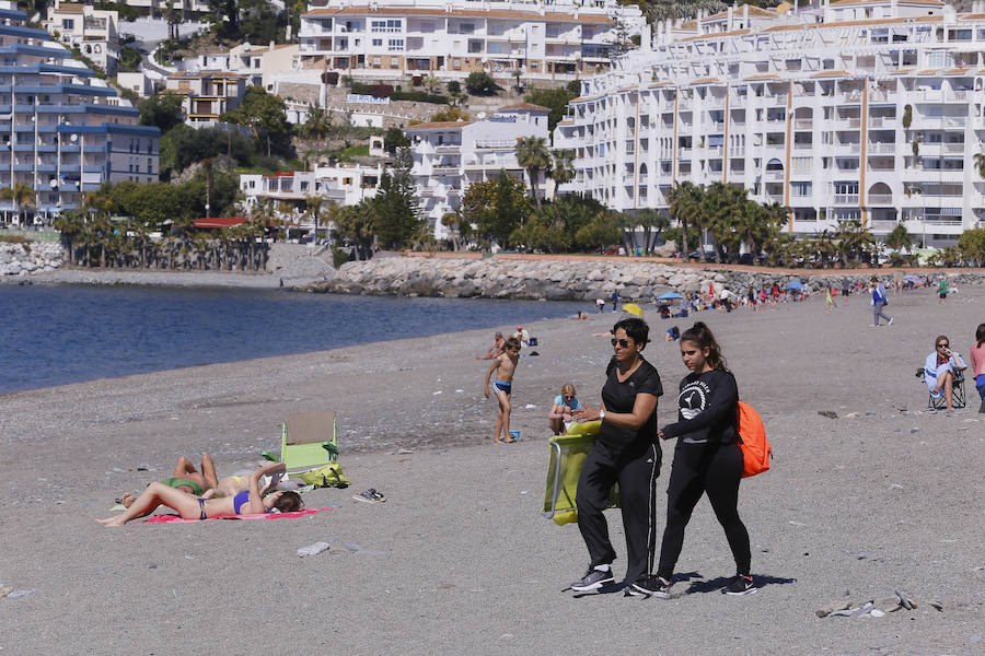 Las playas granadinas ya han estrenado la temporada con los primeros bañistas. A pesar de los estragos del pasado temporal, se han mejorado las expectativas. 