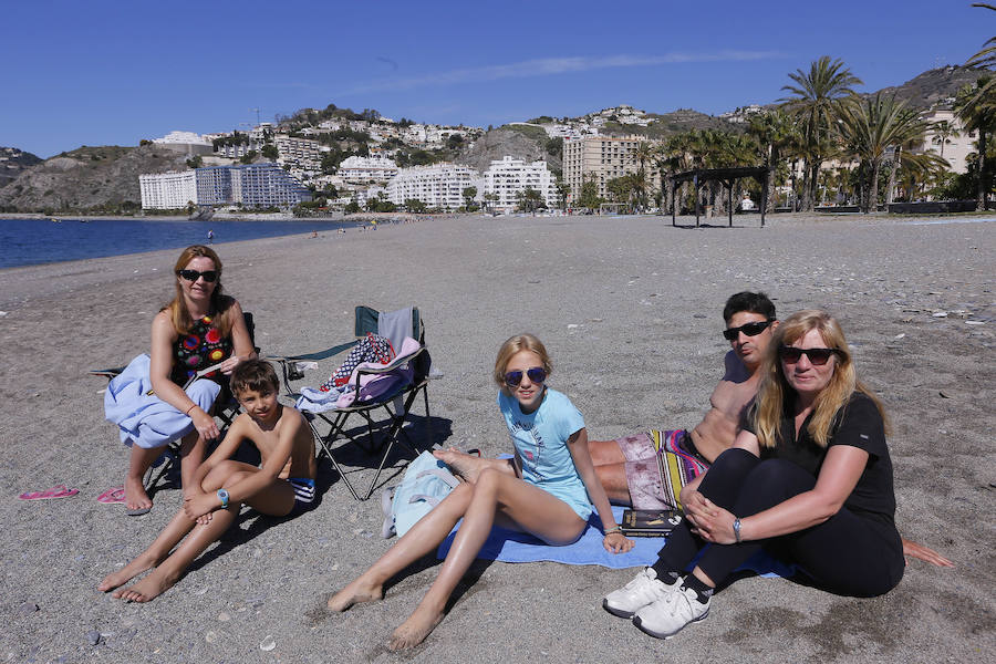 Las playas granadinas ya han estrenado la temporada con los primeros bañistas. A pesar de los estragos del pasado temporal, se han mejorado las expectativas. 