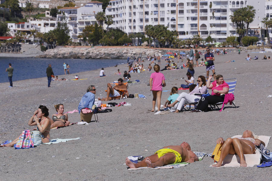 Las playas granadinas ya han estrenado la temporada con los primeros bañistas. A pesar de los estragos del pasado temporal, se han mejorado las expectativas. 