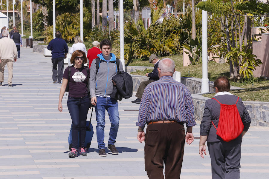 Las playas granadinas ya han estrenado la temporada con los primeros bañistas. A pesar de los estragos del pasado temporal, se han mejorado las expectativas. 