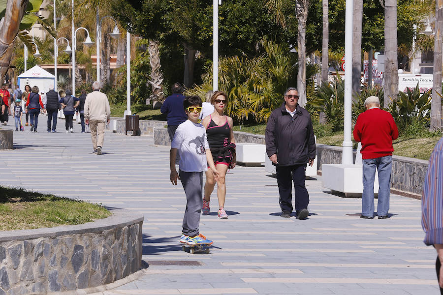Las playas granadinas ya han estrenado la temporada con los primeros bañistas. A pesar de los estragos del pasado temporal, se han mejorado las expectativas. 