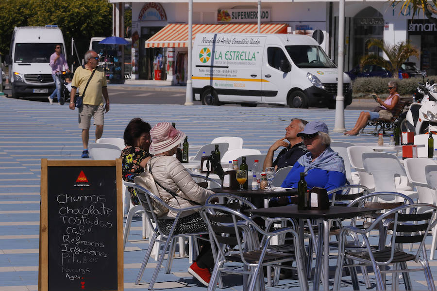 Las playas granadinas ya han estrenado la temporada con los primeros bañistas. A pesar de los estragos del pasado temporal, se han mejorado las expectativas. 