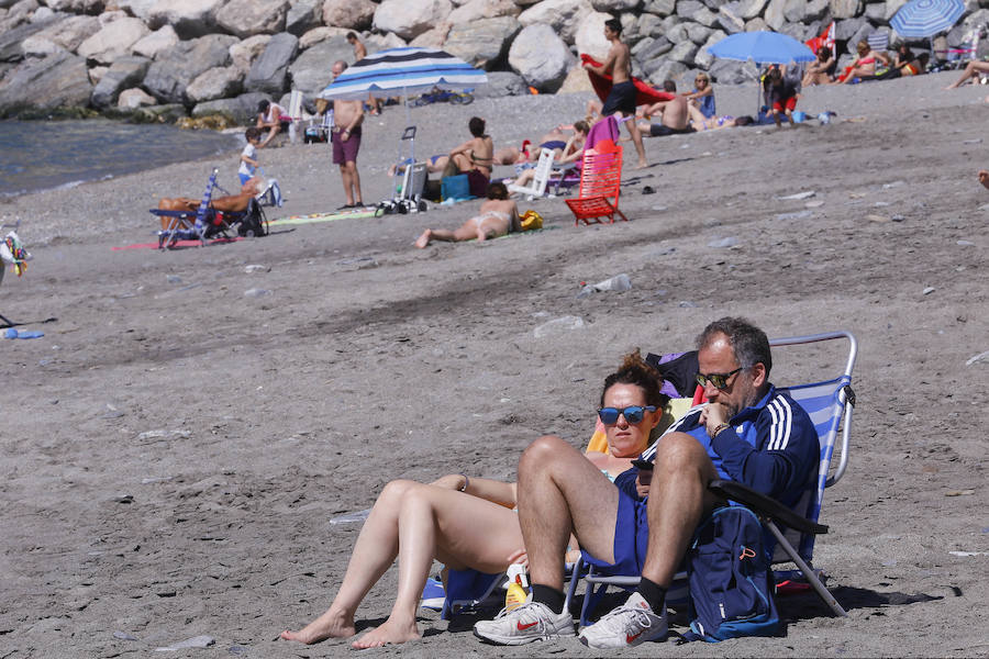 Las playas granadinas ya han estrenado la temporada con los primeros bañistas. A pesar de los estragos del pasado temporal, se han mejorado las expectativas. 