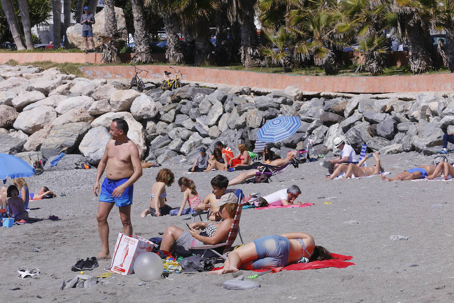 Las playas granadinas ya han estrenado la temporada con los primeros bañistas. A pesar de los estragos del pasado temporal, se han mejorado las expectativas. 
