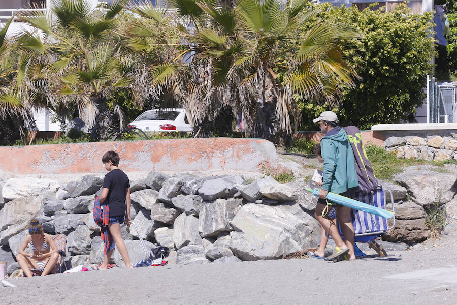 Las playas granadinas ya han estrenado la temporada con los primeros bañistas. A pesar de los estragos del pasado temporal, se han mejorado las expectativas. 