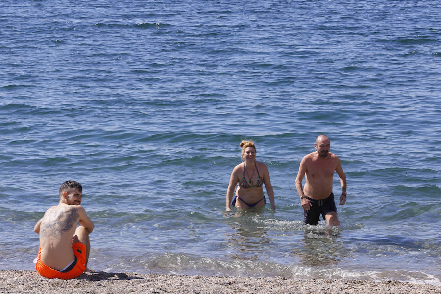 Las playas granadinas ya han estrenado la temporada con los primeros bañistas. A pesar de los estragos del pasado temporal, se han mejorado las expectativas. 
