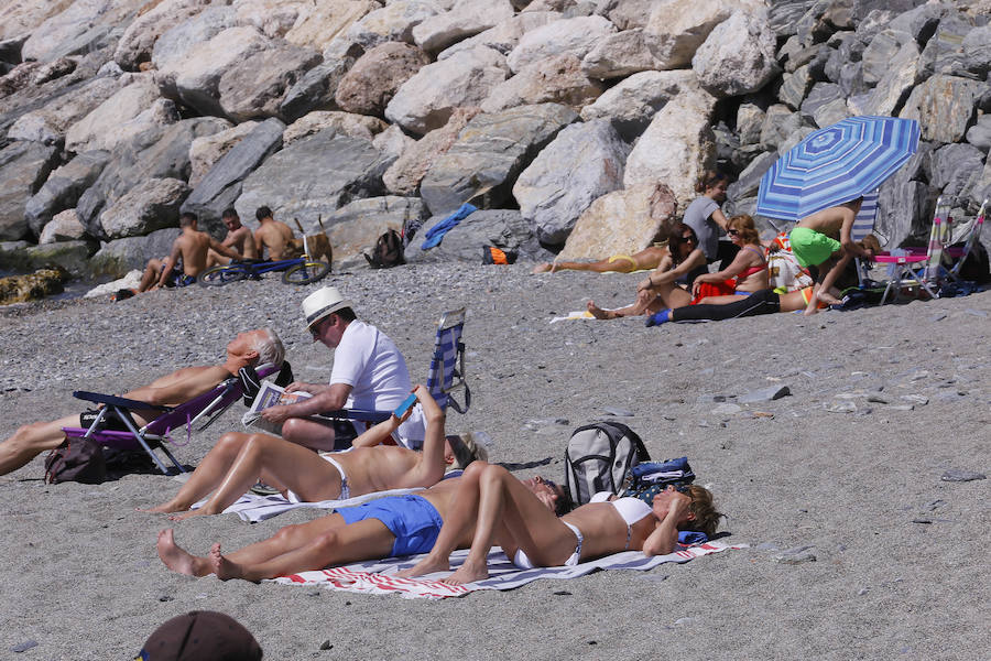 Las playas granadinas ya han estrenado la temporada con los primeros bañistas. A pesar de los estragos del pasado temporal, se han mejorado las expectativas. 